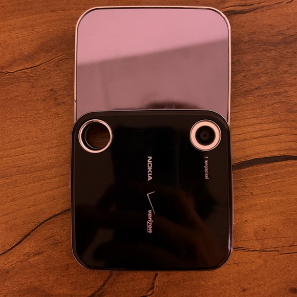 Nokia 7705 Flip - Picture 2 of 5